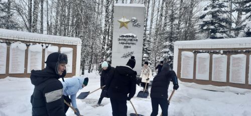 Активисты «Движения Первых» расчистили памятник воинам ВОВ от снега