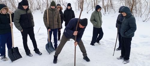 Юные экологи Мамадыша пробили лунки для доступа кислорода рыбам