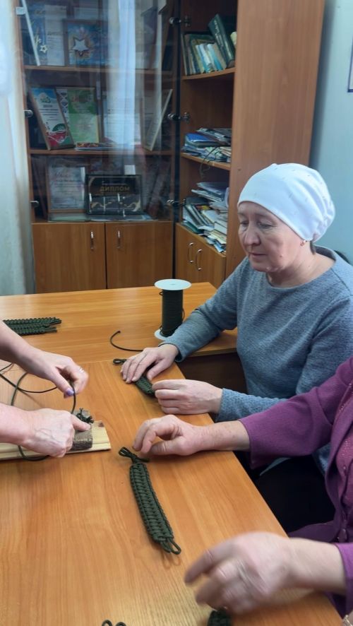 Сельские волонтеры плетут тактические браслеты для СВО