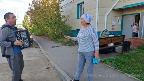 Ветеранов культуры района поздравили музыкальным визитом