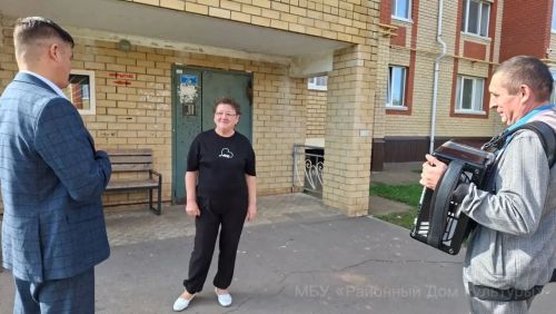 Ветеранов культуры района поздравили музыкальным визитом