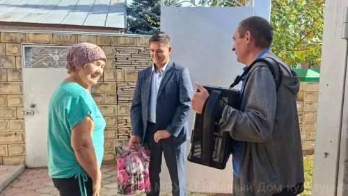 Ветеранов культуры района поздравили музыкальным визитом