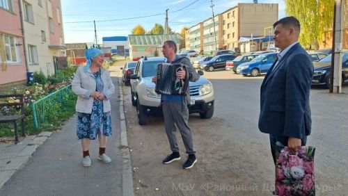 Ветеранов культуры района поздравили музыкальным визитом