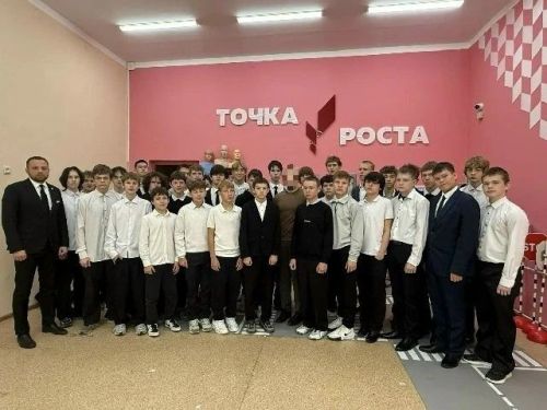 Выпускник школы, участник СВО, встретился со старшеклассниками