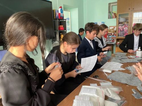 Школьники Танакыша собрали около 100 наборов армейского душа для бойцов