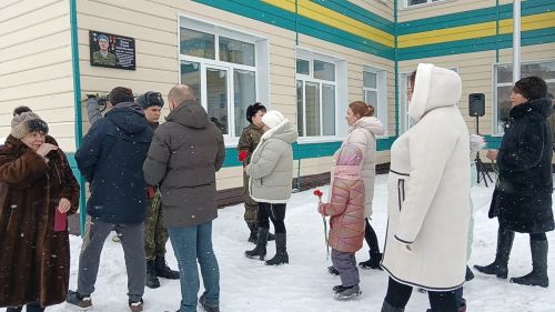 В Тавелях открыли мемориальную доску в память о погибшем участнике СВО