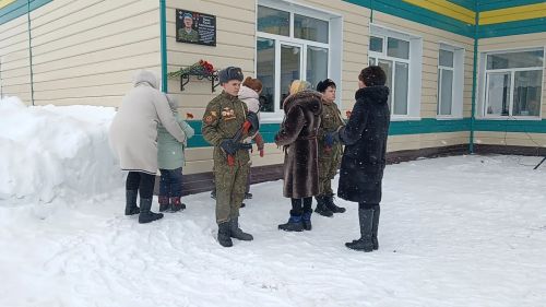 В Тавелях открыли мемориальную доску в память о погибшем участнике СВО