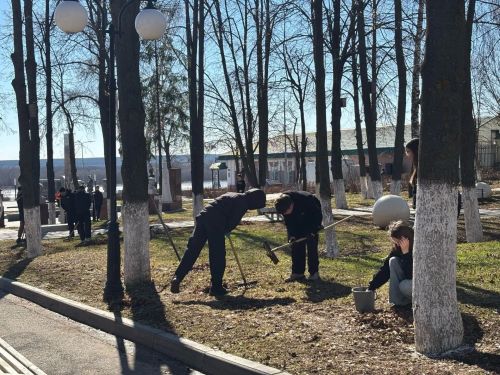Лицеисты провели субботник в парке в центре города