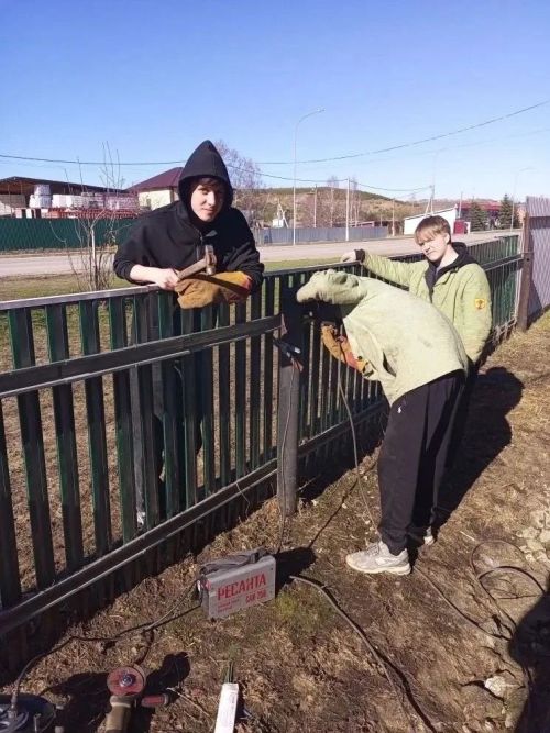 Студенты-сварщики восстановили забор супруге участника СВО