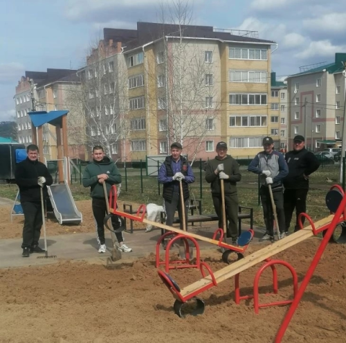 Жители улицы Школьная в поселке совхоза Мамадышский вышли на субботник