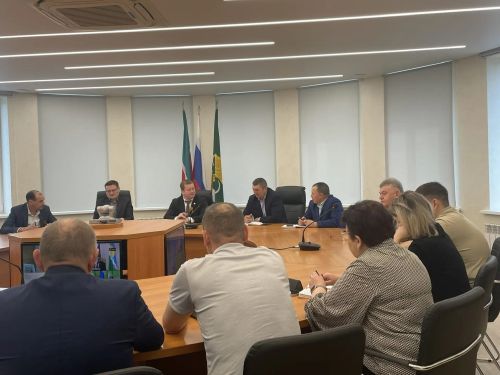 Ямочный ремонт, старые деревья и новый культурный центр в фокусе совещания главы
