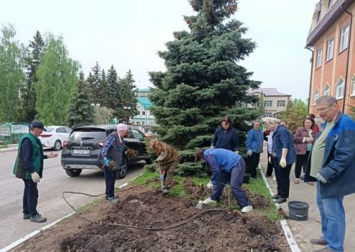 В Детской школе искусств прошел субботник: сотрудники вышли озеленять территорию