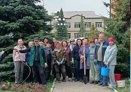 В Детской школе искусств прошел субботник: сотрудники вышли озеленять территорию
