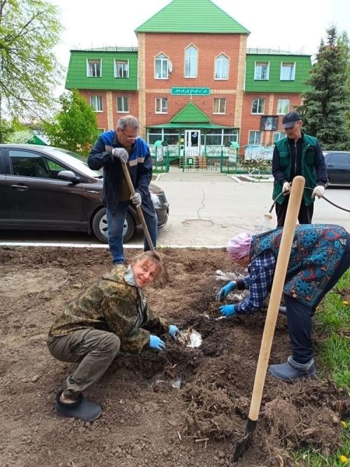 В Детской школе искусств прошел субботник: сотрудники вышли озеленять территорию