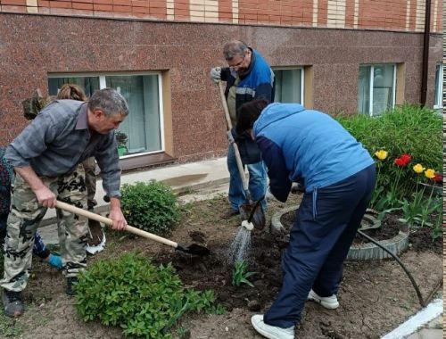 В Детской школе искусств прошел субботник: сотрудники вышли озеленять территорию