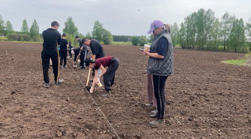 Учащиеся Олуязского лицея взяли в руки грабли и лопаты