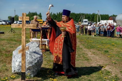 С верой и молитвой: в селе Зюри освятили место под храм