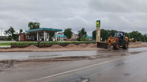 В посёлке совхоза Мамадышский засыпали щебнем проблемную стоянку