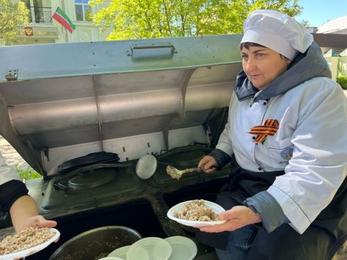 Гречка с тушёнкой на тысячу порций: в Мамадыше заработала полевая кухня