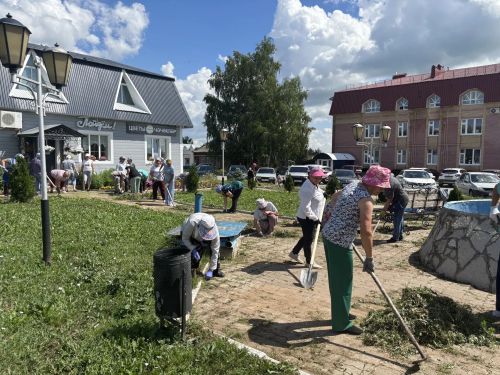 Библиотекари Мамадышского района преображают территорию в центре города
