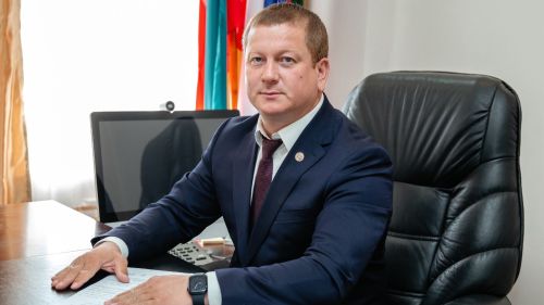 Глава района Вадим Никитин поздравляет работников торговли с праздником
