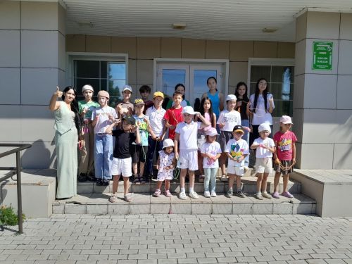 Юные художники Нижней Ошмы раскрасили асфальт в рамках летней акции