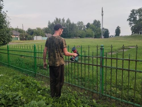 Сотрудники и активисты Нижнетаканышского клуба обновляют ограждение