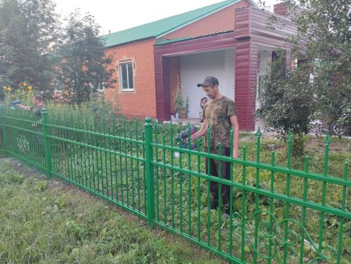 Сотрудники и активисты Нижнетаканышского клуба обновляют ограждение