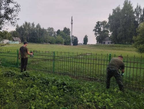 Сотрудники и активисты Нижнетаканышского клуба обновляют ограждение