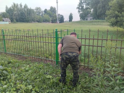 Сотрудники и активисты Нижнетаканышского клуба обновляют ограждение