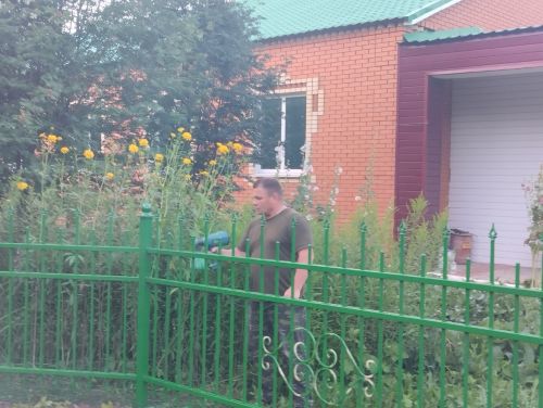 Сотрудники и активисты Нижнетаканышского клуба обновляют ограждение