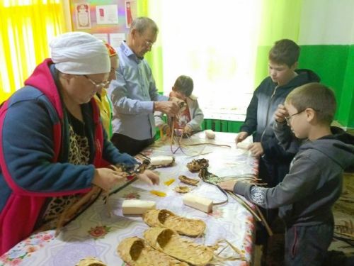 Малокирменском СДК прошел мастер-класс по плетению лаптей