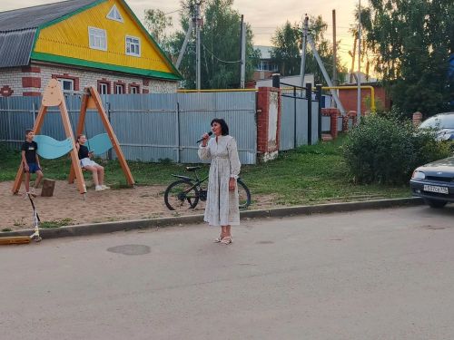 Концертная программа РДК прошла во дворе дома №101 на улице Ленина