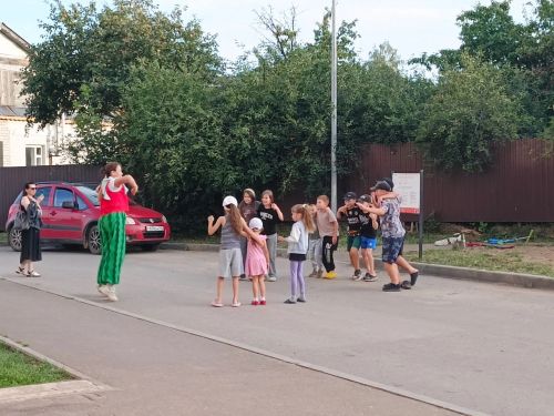Концертная программа РДК прошла во дворе дома №101 на улице Ленина