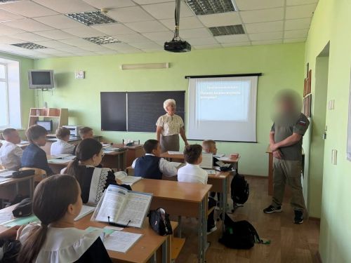Боец СВО из отпуска пришёл в лицей №2 к дочерям-школьницам