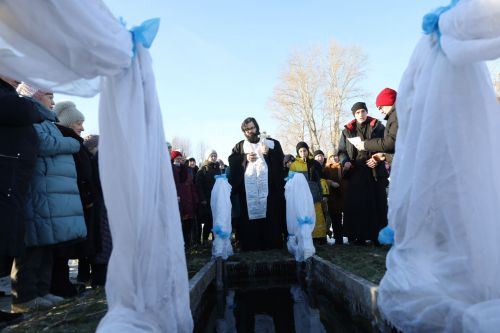 Мамадышцы встретили Крещение и окунулись в прорубь: фоторепортаж