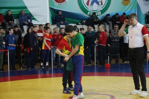 Церемония награждения Первенства РТ по национальной борьбе на призы журнала "Ялкын" и памяти легендарного борца Рафаэля Мухаметшина