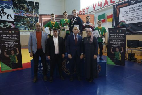 Церемония награждения Первенства РТ по национальной борьбе на призы журнала "Ялкын" и памяти легендарного борца Рафаэля Мухаметшина