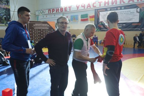 Церемония награждения Первенства РТ по национальной борьбе на призы журнала "Ялкын" и памяти легендарного борца Рафаэля Мухаметшина