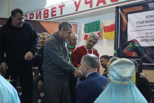 Церемония награждения Первенства РТ по национальной борьбе на призы журнала "Ялкын" и памяти легендарного борца Рафаэля Мухаметшина