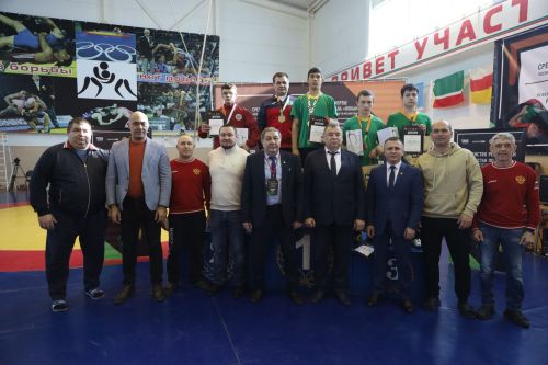 Церемония награждения Первенства РТ по национальной борьбе на призы журнала "Ялкын" и памяти легендарного борца Рафаэля Мухаметшина