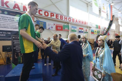 Церемония награждения Первенства РТ по национальной борьбе на призы журнала "Ялкын" и памяти легендарного борца Рафаэля Мухаметшина
