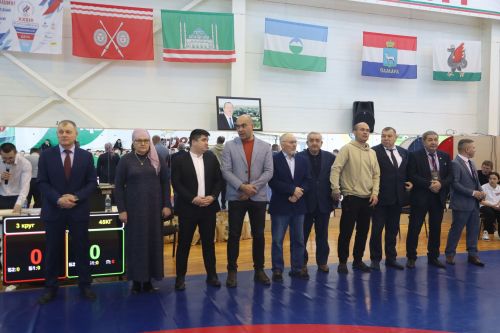 Церемония награждения Первенства РТ по национальной борьбе на призы журнала "Ялкын" и памяти легендарного борца Рафаэля Мухаметшина