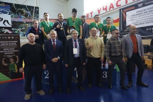 Церемония награждения Первенства РТ по национальной борьбе на призы журнала "Ялкын" и памяти легендарного борца Рафаэля Мухаметшина