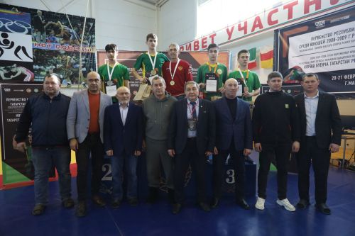 Церемония награждения Первенства РТ по национальной борьбе на призы журнала "Ялкын" и памяти легендарного борца Рафаэля Мухаметшина