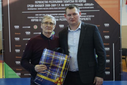 Церемония награждения Первенства РТ по национальной борьбе на призы журнала "Ялкын" и памяти легендарного борца Рафаэля Мухаметшина