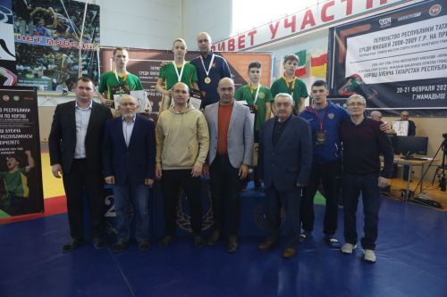 Церемония награждения Первенства РТ по национальной борьбе на призы журнала "Ялкын" и памяти легендарного борца Рафаэля Мухаметшина