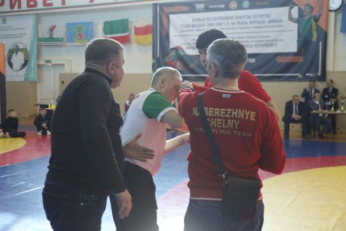 Церемония награждения Первенства РТ по национальной борьбе на призы журнала "Ялкын" и памяти легендарного борца Рафаэля Мухаметшина