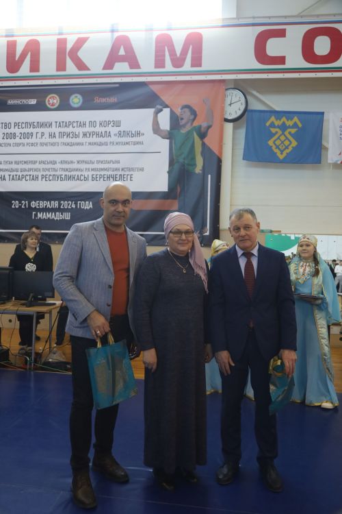 Церемония награждения Первенства РТ по национальной борьбе на призы журнала "Ялкын" и памяти легендарного борца Рафаэля Мухаметшина