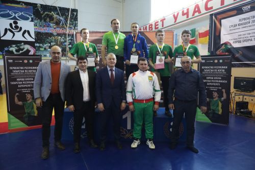 Церемония награждения Первенства РТ по национальной борьбе на призы журнала "Ялкын" и памяти легендарного борца Рафаэля Мухаметшина